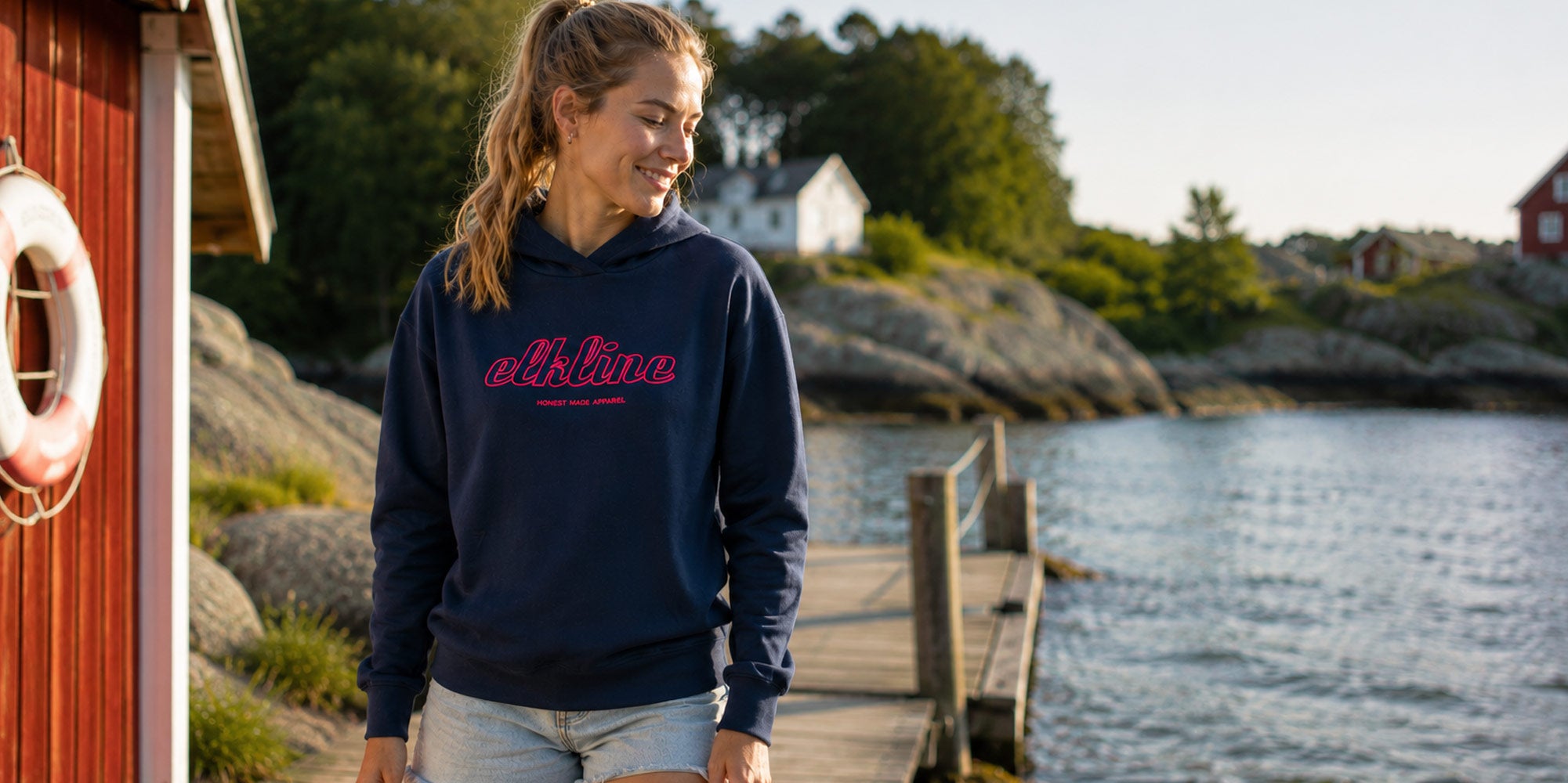 Frau im Elaine Hoodie DREIMALJA in Schweden am Wasser
