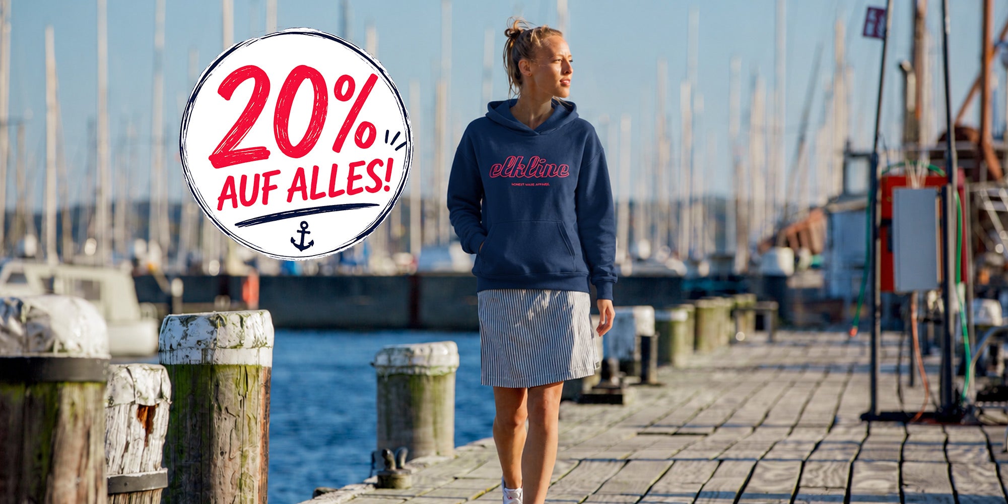 Frau mit Elkline Hoodie Dreimalja in blau. Zusätzlich ist ein Störer mit 20% auf Alles zu erkennen