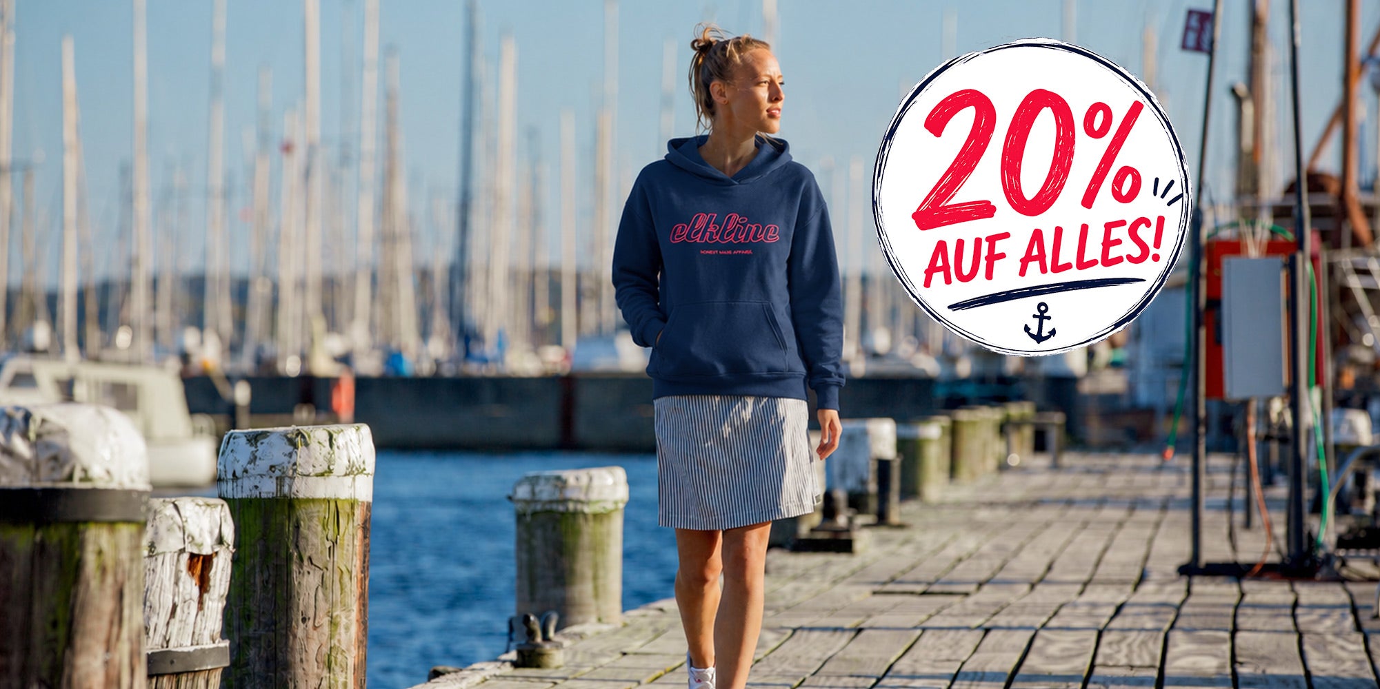 Frau mit Elkline Hoodie Dreimalja in blau. Zusätzlich ist ein Störer mit 20% auf Alles zu erkennen