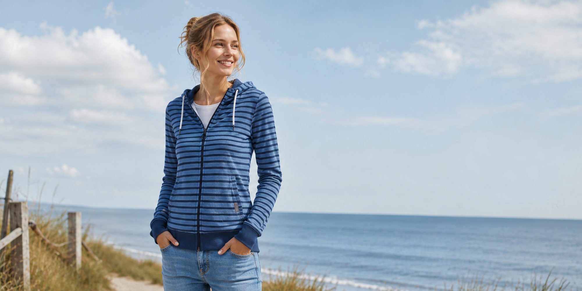 Frau in den Dünen mit Sweatshirtjacke "NEWDAY"