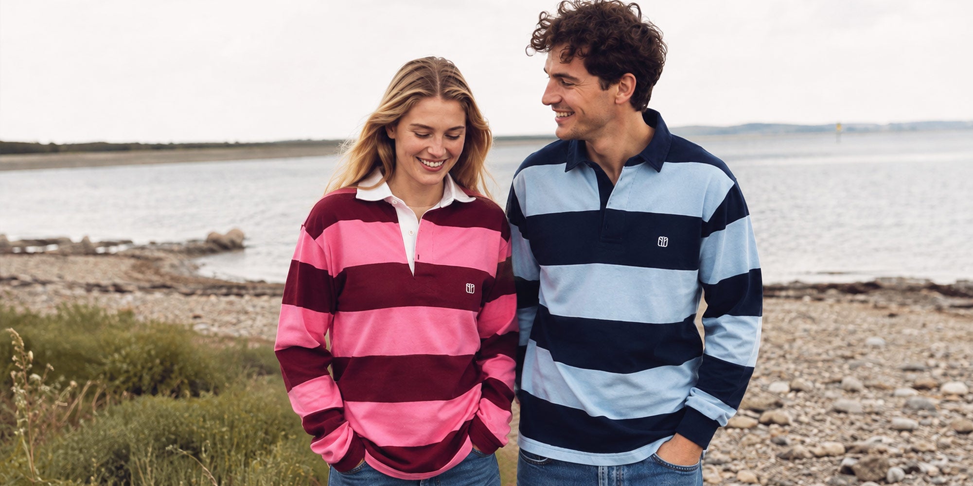 Pärchen it Rugbyshirts am Kiesstrand