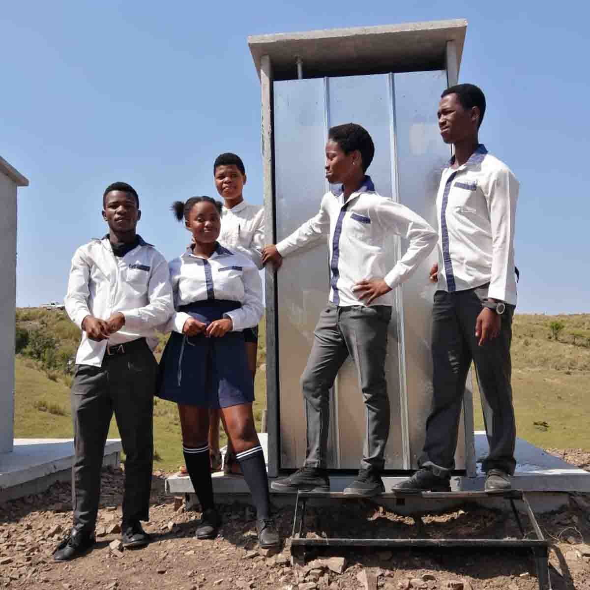 Elkline-viva-von-agua-Latrine_and_kids_at_Bulungula_College___Andrin_Fretz