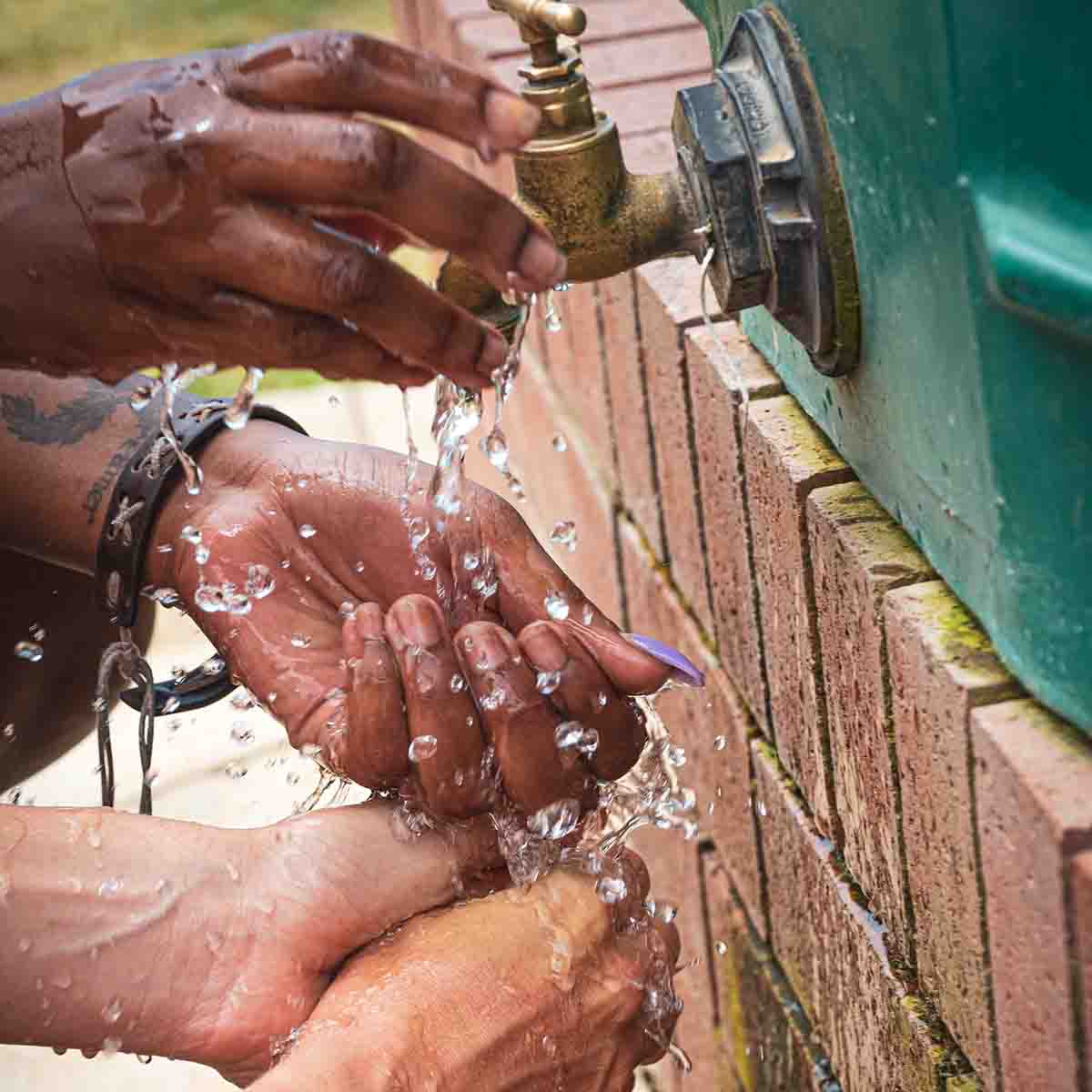 Elkline-viva-von-agua-Washing_Hands___Andrin_Fretz